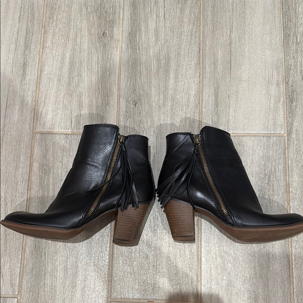 Nine West Faux Black Leather Ankle Boots with Tassel (8M)